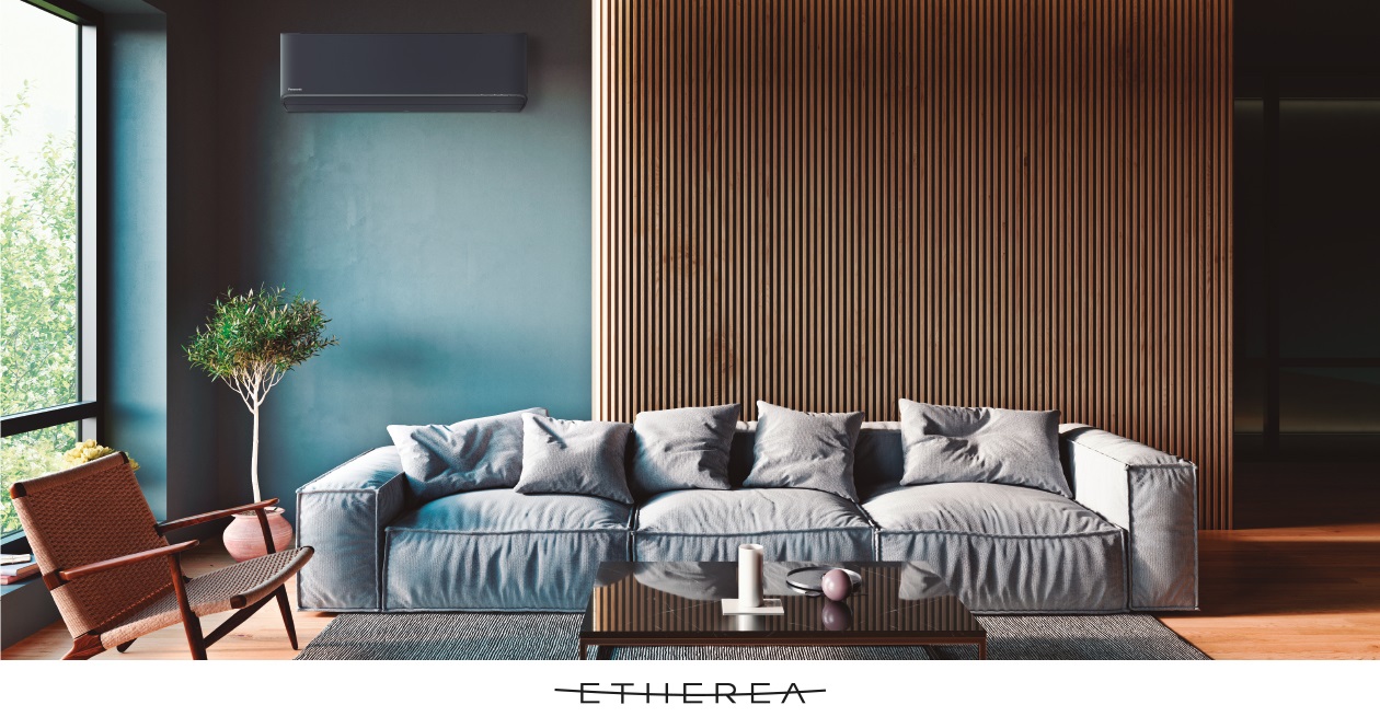 Vue de face de l'installation d'une unité intérieure Etherea couleur graphite dans un salon